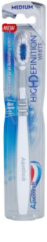 Aquafresh High Definition White fogkefe közepes