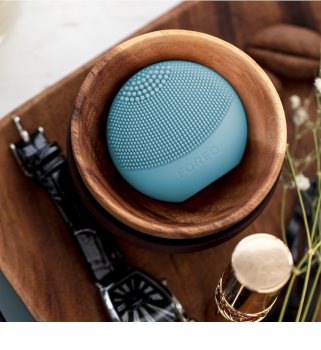 FOREO Luna™ Play Plus escova sónica de limpeza facial para todos os tipos de pele