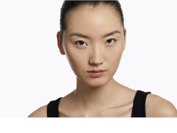 Yves Saint Laurent Encre de Peau Le Cushion dlouhotrvající make-up v houbičce SPF 23