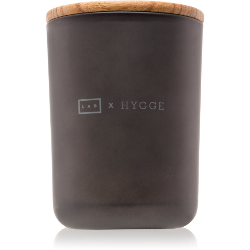 

LAB Hygge Comfort aроматична свічка (Oakwood Ash