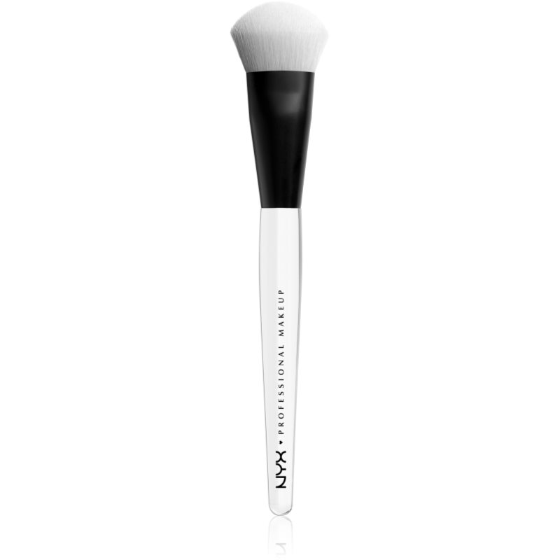 NYX Professional Makeup High Glass štětec na rozjasňovač