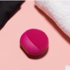FOREO Luna™ Play Plus escova sónica de limpeza facial para todos os tipos de pele